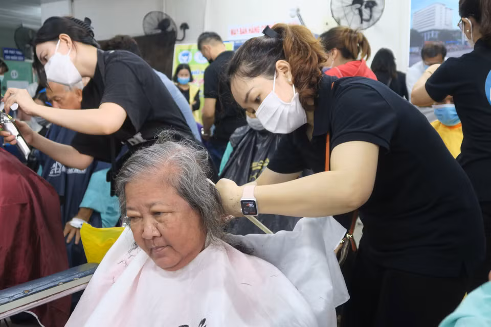 Cắt tóc, gội đầu miễn phí cho bệnh nhân tại Chương trình “Chủ nhật chia sẻ yêu thương.” (Ảnh: Đinh Hằng/TTXVN)