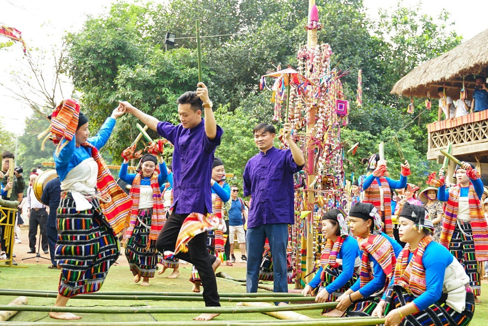 Tiết mục múa sạp của đồng bào dân tộc Thái. (Ảnh: Khánh Hòa/TTXVN)