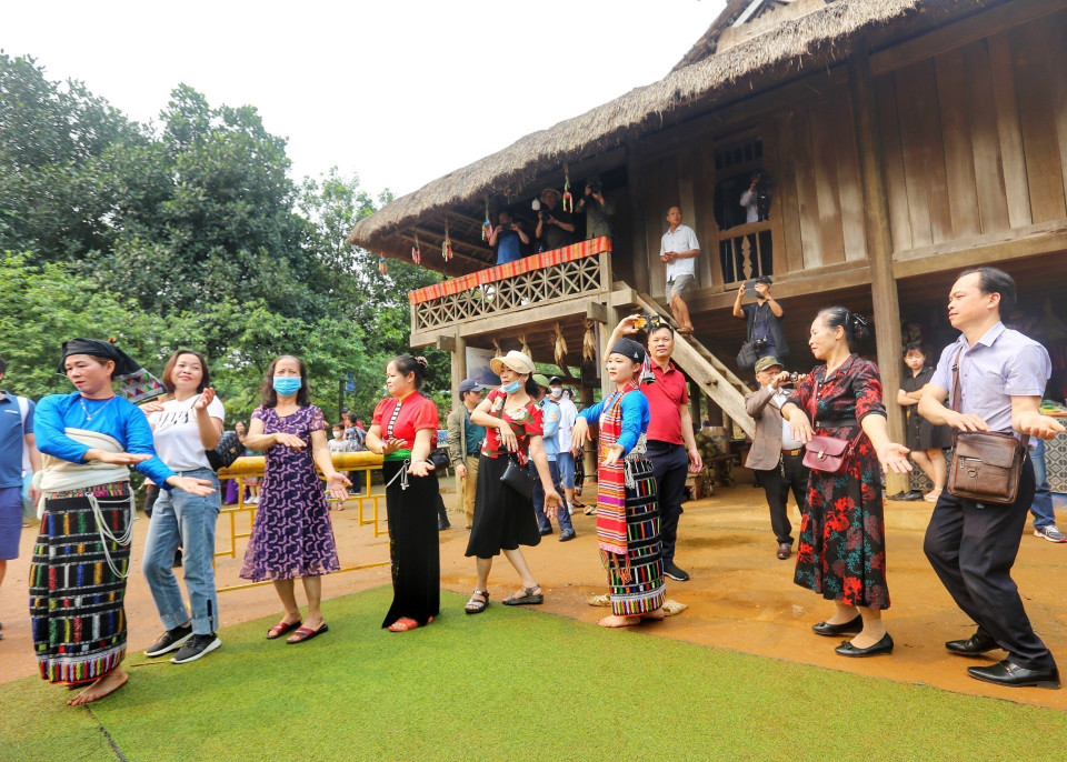 Du khách tham gia tiết mục nhảy cùng đồng bào Thái. (Ảnh: Tuấn Đức/TTXVN)