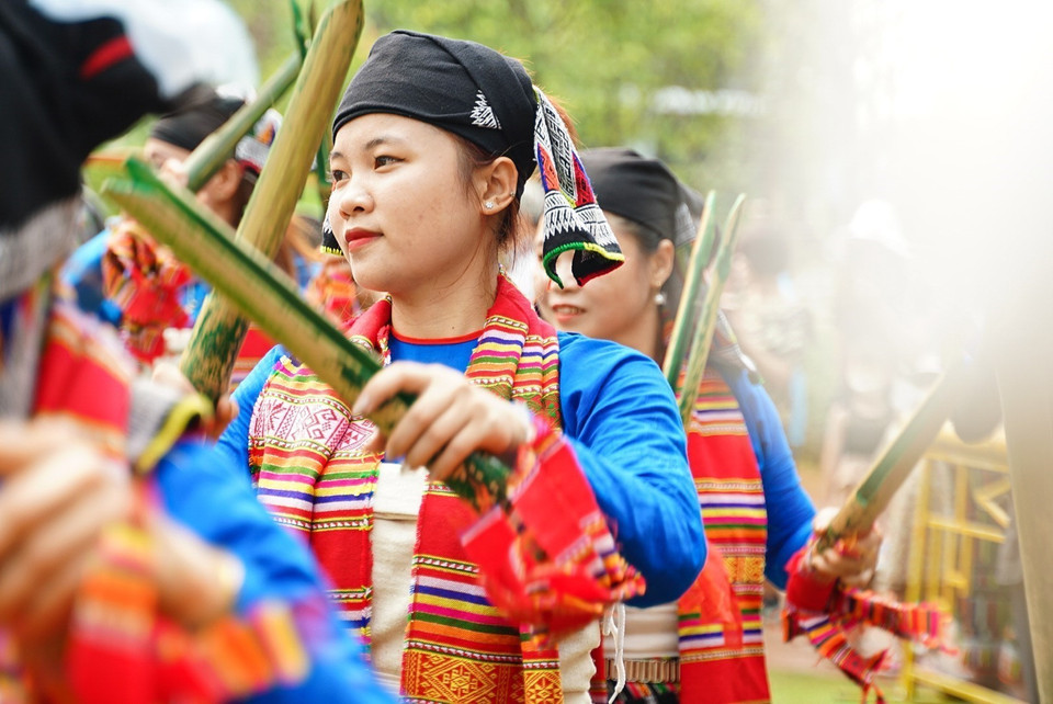 Thiếu nữ Thái xinh đẹp trong tiết mục múa mừng Lễ hội Chá Mùn. (Ảnh: Khánh Hoà/TTXVN)