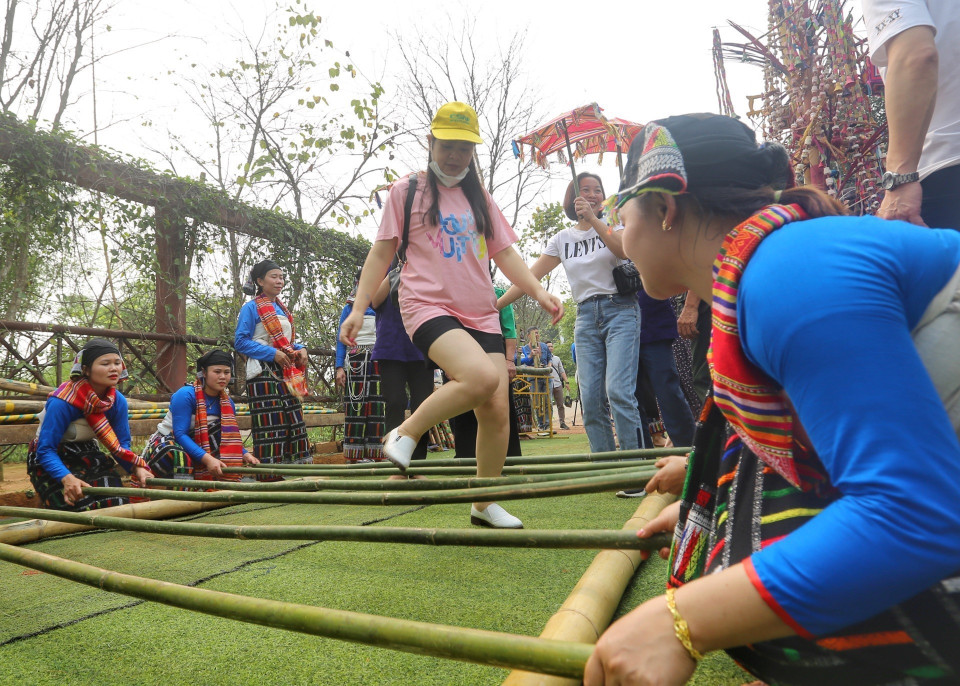 Du khách tham gia tiết mục nhảy sạp cùng đồng bào Thái. (Ảnh: Tuấn Đức/TTXVN)