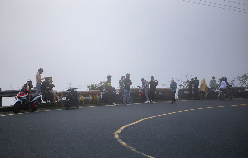 Người dân và du khách tranh thủ chụp ảnh kỷ niệm vì thời cơ hiếm có như vậy ở miền Trung. (Ảnh: Trần Lê Lâm/TTXVN)