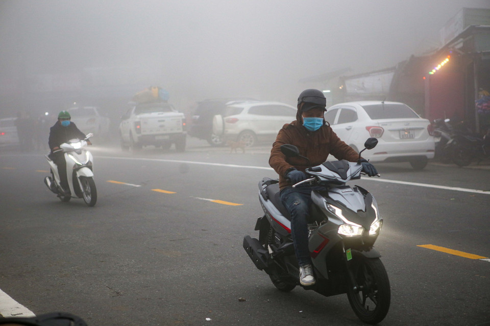  Các phương tiện phải bật đèn khi lưu thông qua các đoạn đường có mây tràn qua trên đỉnh đèo Hải Vân. (Ảnh: Trần Lê Lâm/TTXVN)