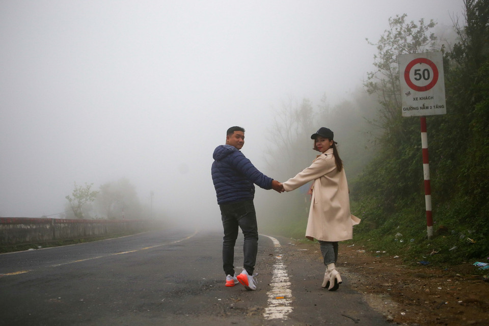  Các bạn trẻ thích thú chụp ảnh để lưu lại khoảnh khắc độc đáo trong mây. (Ảnh: Trần Lê Lâm/TTXVN)