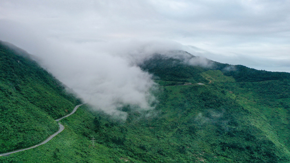  Từng đám mây trên đỉnh đèo Hải Vân tràn xuống đường tạo thành những thác mây trắng tuyệt đẹp. (Ảnh: Trần Lê Lâm/TTXVN)
