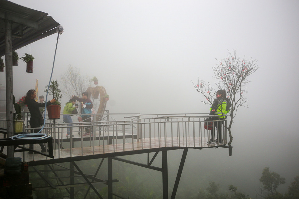  Người dân và du khách tranh thủ chụp ảnh kỷ niệm vì thời cơ hiếm có như vậy ở miền Trung. (Ảnh: Trần Lê Lâm/TTXVN)