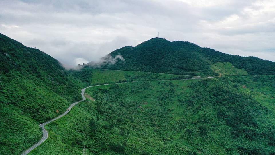  Mây tràn xuống đỉnh đèo Hải Vân theo từng đợt gió thổi. (Ảnh: Trần Lê Lâm/TTXVN)