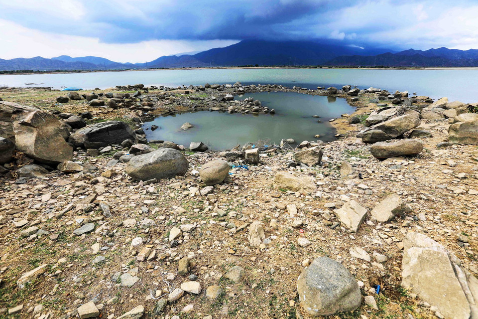 Hồ Phước Trung, huyện Bác Ái có dung tích dưới mực nước chết. (Ảnh: TTXVN)