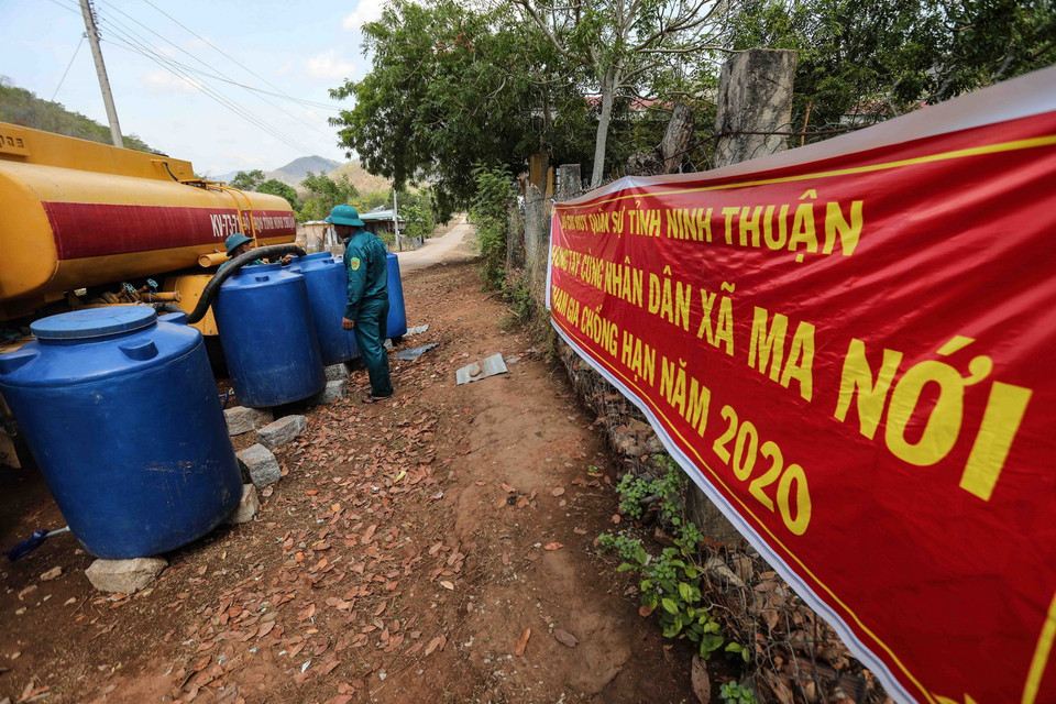 Từ đầu tháng 5/2020 đến nay, toàn tỉnh có 180 hộ/703 nhân khẩu phải dùng nước sinh hoạt do chính quyền địa phương và lực lượng chức năng chở đến cấp. (Ảnh: TTXVN)