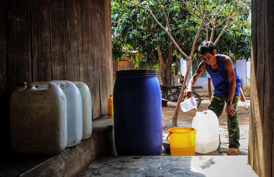 Người dân thôn Tà Nôi, huyện Ninh Sơn tích trữ nước vào chum, vại, bình, can... do hạn hán kéo dài. (Ảnh: TTXVN)