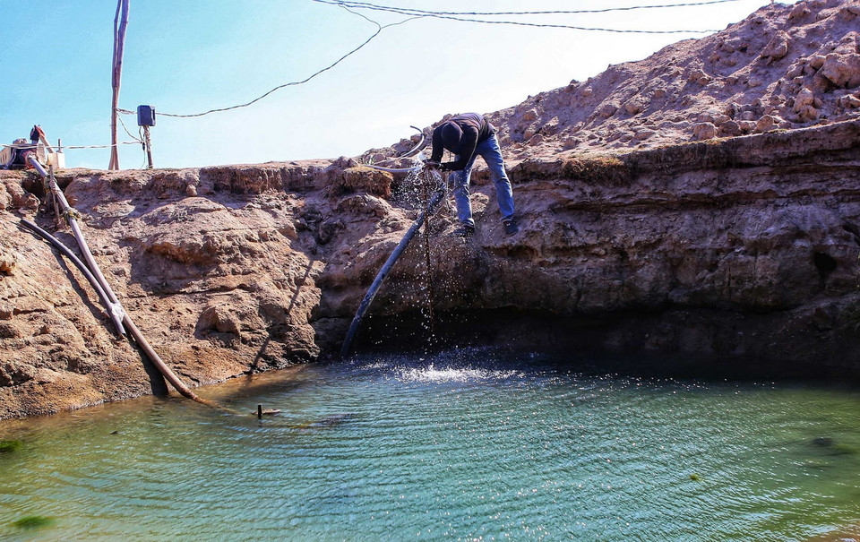 Người dân đào hố sâu đến cả 10m tại lòng hồ Ông Kinh, huyện Ninh Hải để lấy nước. (Ảnh: TTXVN)