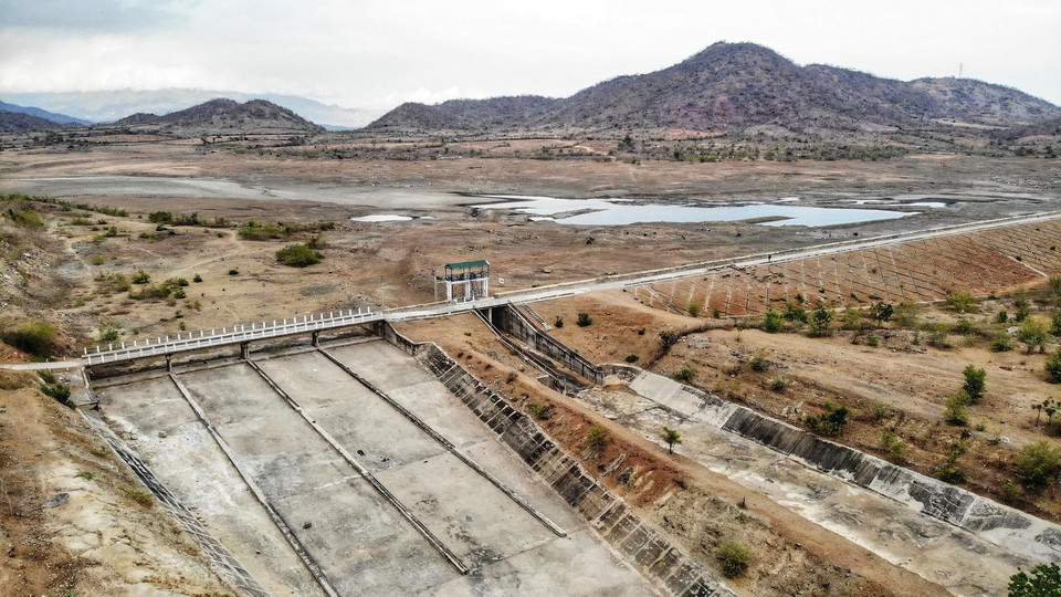 Hồ Phước Trung, huyện Bác Ái có dung tích dưới mực nước chết. (Ảnh: TTXVN)