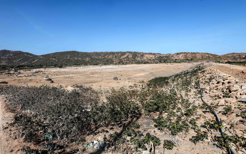 Lòng hồ Ông Kinh, huyện Ninh Hải khô cạn đến tận đáy, chỉ còn sót lại những xác cây chết và các đường ống dẫn nước do hạn hán kéo dài. (Ảnh: TTXVN)