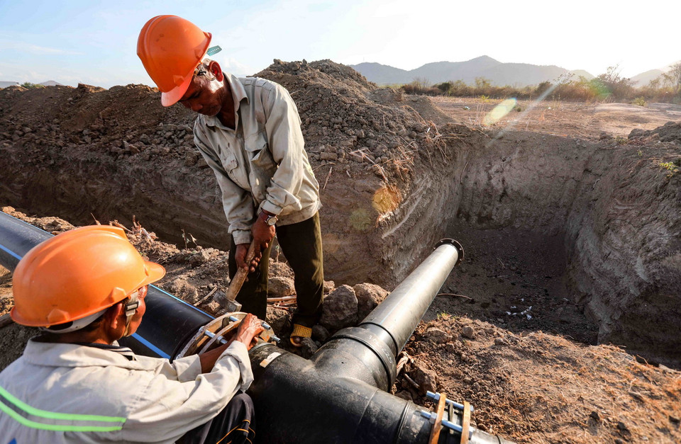 Khẩn trương lắp đặt đường ống dẫn nước của dự án thủy lợi Tân Mỹ dung tích 200 triệu m3 nước để chống hạn. (Ảnh: TTXVN)
