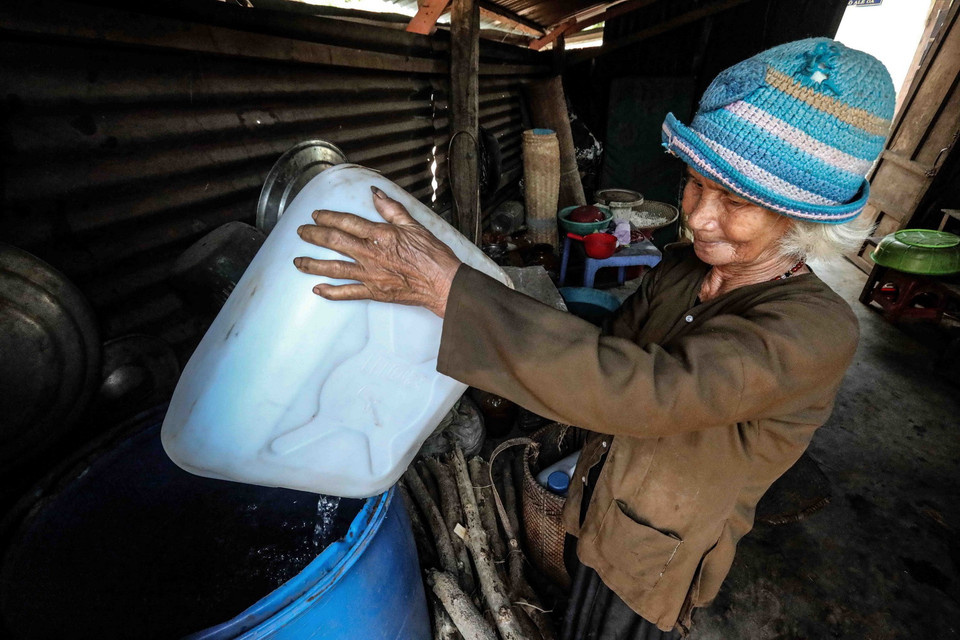 Người dân thôn Tà Nôi, huyện Ninh Sơn tích trữ nước sạch vào chum, vại, bình, can... do hạn hán kéo dài. (Ảnh: TTXVN)