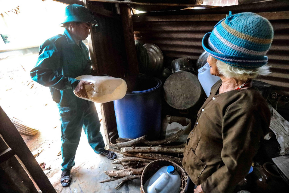 Lực lượng Bộ Chỉ huy Quân sự tỉnh Ninh Thuận mang nước sạch đến cho người dân thôn Tà Nôi, huyện Ninh Sơn trong đợt hạn hán kéo dài. (Ảnh: TTXVN)