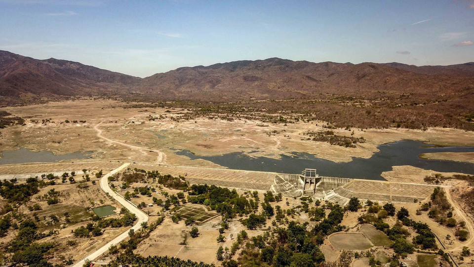 Dung tích nước hồ sông Biêu, huyện Thuận Nam đang dưới mực nước chết. (Ảnh: TTXVN)