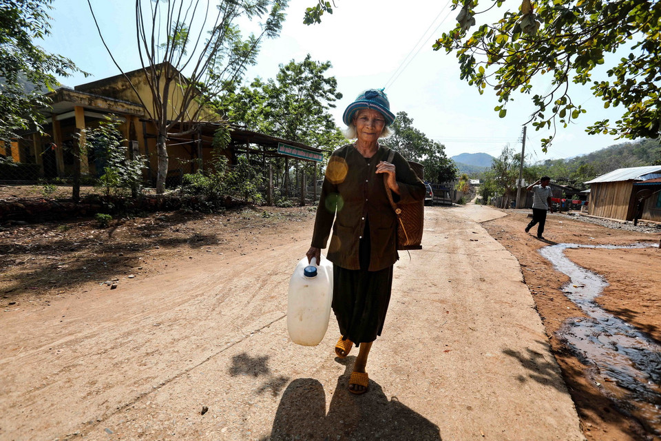 Người dân thôn Tà Nôi, huyện Ninh Sơn tích trữ nước sạch. (Ảnh: TTXVN)