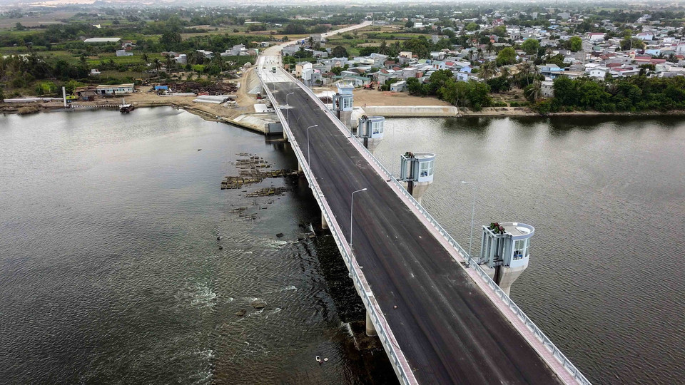 Dự án đập dâng hạ lưu ngăn mặn, giữ ngọt sông Dinh sắp hoàn thành để chống hạn. (Ảnh: TTXVN)