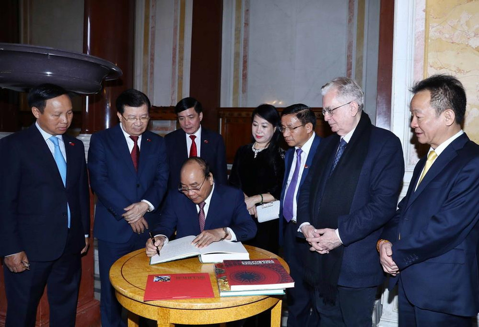 Thủ tướng Nguyễn Xuân Phúc ghi lưu bút tại Cung điện Mùa Đông. (Ảnh: Thống Nhất/TTXVN)