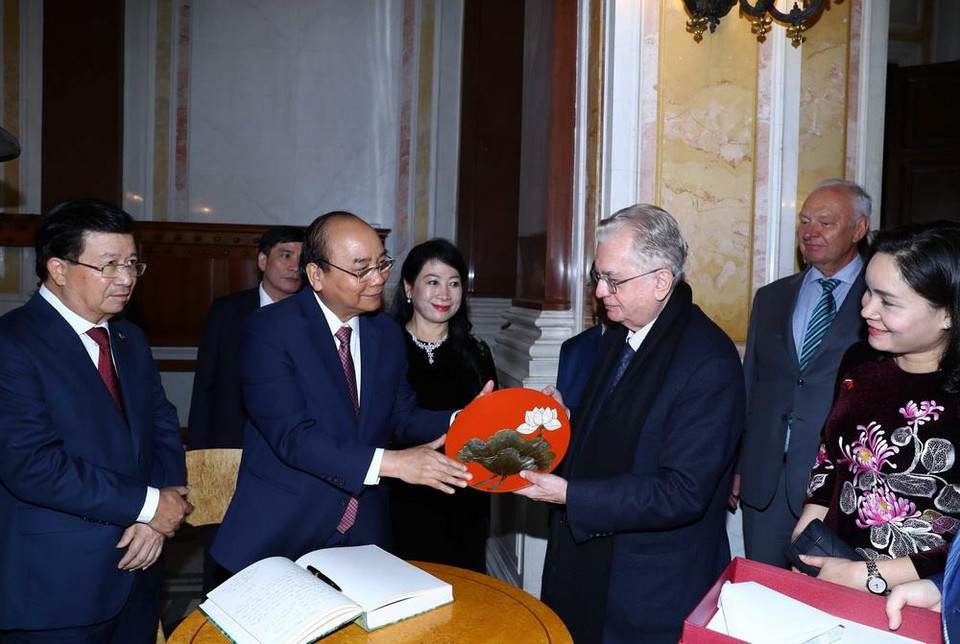 Thủ tướng Nguyễn Xuân Phúc tặng quà lưu niệm. (Ảnh: Thống Nhất/TTXVN)