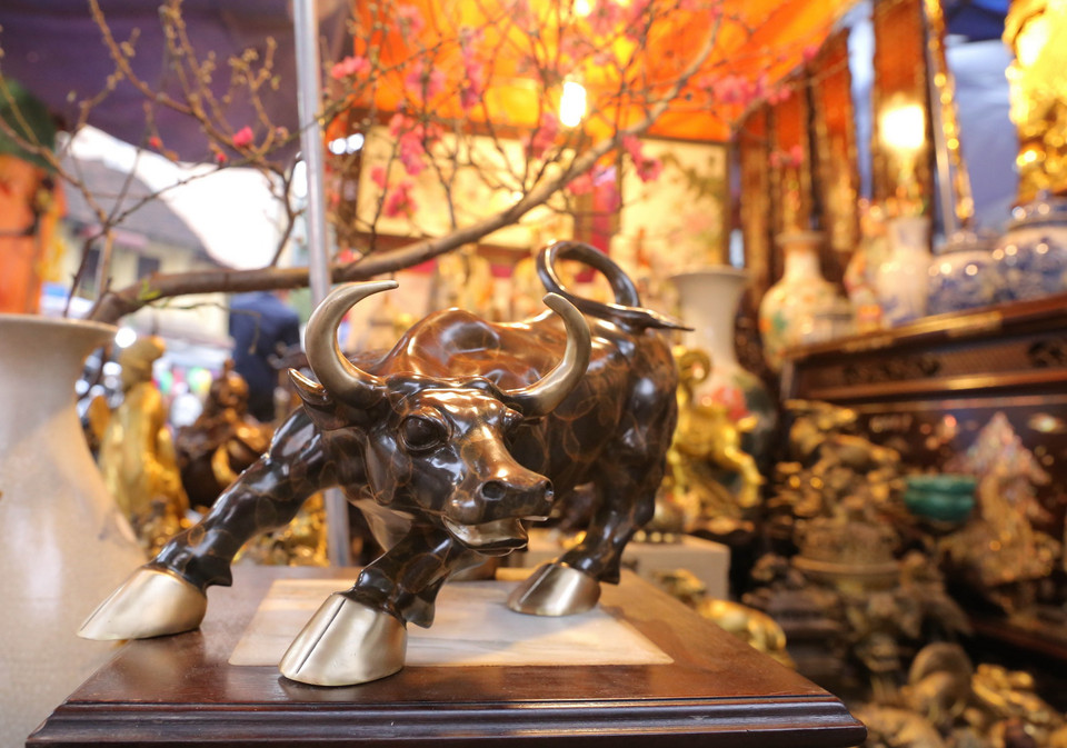 Đón Tết Tân Sửu, các tiểu thương bày bán nhiều tượng Trâu bằng đồng giả cổ. (Ảnh: Hoàng Hiếu/TTXVN)