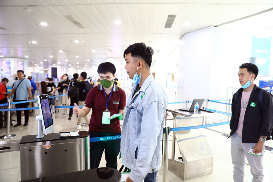 Việc thí điểm ứng dụng căn cước công dân gắn chíp và giải pháp xác thực hành khách làm thủ tục bay nội địa tại sân bay Nội Bài nhằm giảm tải, tránh ùn tắc. (Ảnh: Huy Hùng/TTXVN)