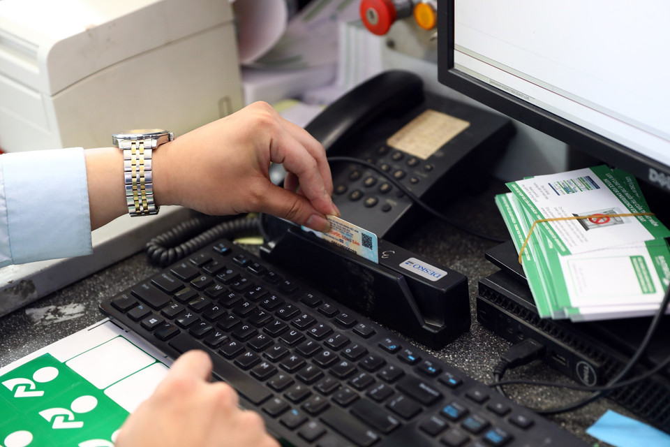 Hành khách khi làm thủ tục chỉ cần xuất trình căn cước công dân gắn chip, quét vào hệ thống sẽ nhận diện được hành khách giúp cho các thủ tục được nhanh chóng. (Ảnh: Huy Hùng/TTXVN)