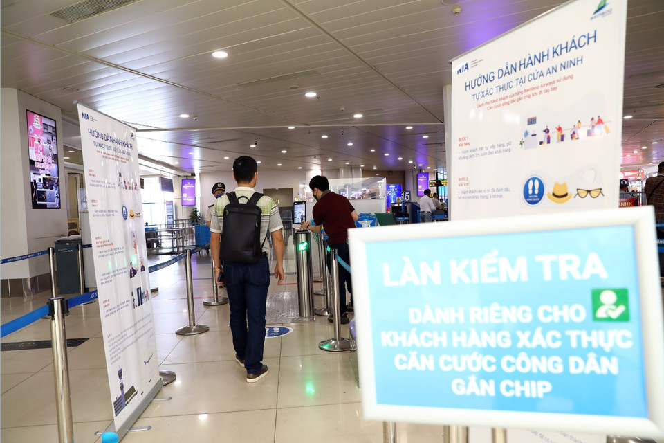 Cảng hàng không quốc tế Nội Bài đang tiến hành thí điểm ứng dụng căn cước công dân gắn chip và giải pháp xác thực hành khách làm thủ tục bay nội địa nhằm giảm tải, tránh ùn tắc tại sân bay Nội Bài. (Ảnh: Huy Hùng/TTXVN)