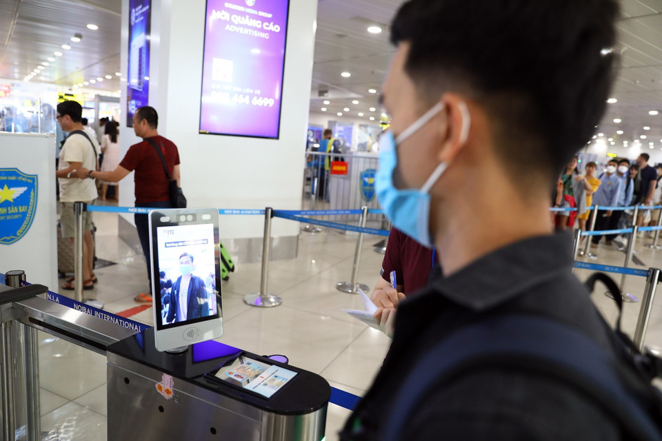 Hệ thống camera nhận diện khuôn mặt hành khách và tự động mở cửa. (Ảnh: Huy Hùng/TTXVN)