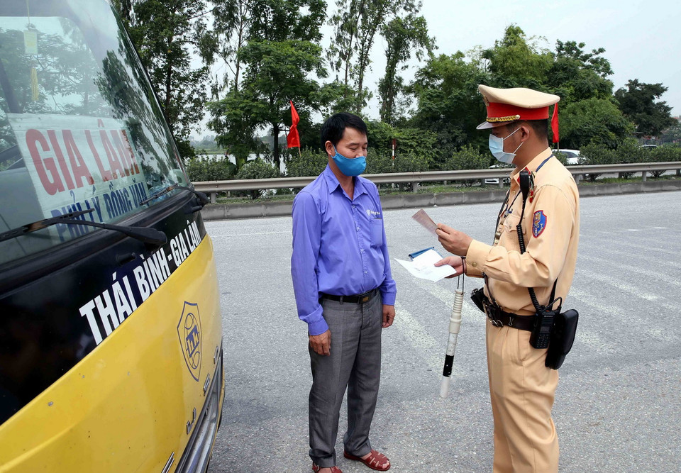  Cán bộ Đội CSGT số 8 kiểm tra xe khách tại Km213, Quốc lộ 1A, huyện Phú Xuyên, Hà Nội. (Ảnh: Phạm Kiên/TTXVN)
