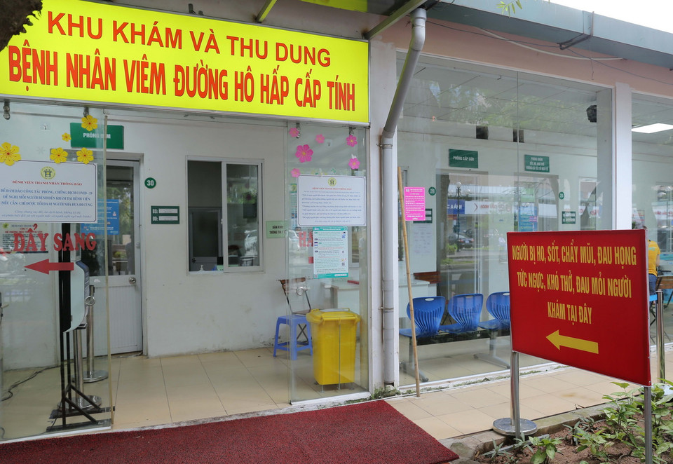  Khu vực sàng lọc và phân luồng của Bệnh viện Thanh Nhàn với những bệnh nhân có một hoặc các dấu hiệu nhiễm SARS-CoV-2. (Ảnh: Hoàng Hiếu/TTXVN)