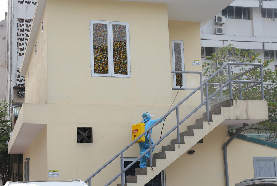 Để phòng, chống COVID-19, khu nhà nơi cách ly chủ động của 6 nhân viên từ chiều 9/5, được phun khử khuẩn 2 lần/ngày. (Ảnh: Hoàng Hiếu/TTXVN)