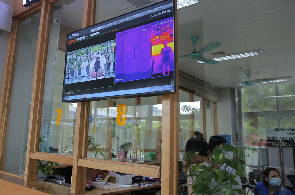  Để đảm bảo phòng, chống dịch COVID-19, ngoài đo thân nhiệt khi vừa vào cổng, Bệnh viện Thanh Nhàn còn trang bị các máy kiểm tra thân nhiệt tự động ở cửa các tòa nhà. (Ảnh: Hoàng Hiếu/TTXVN)