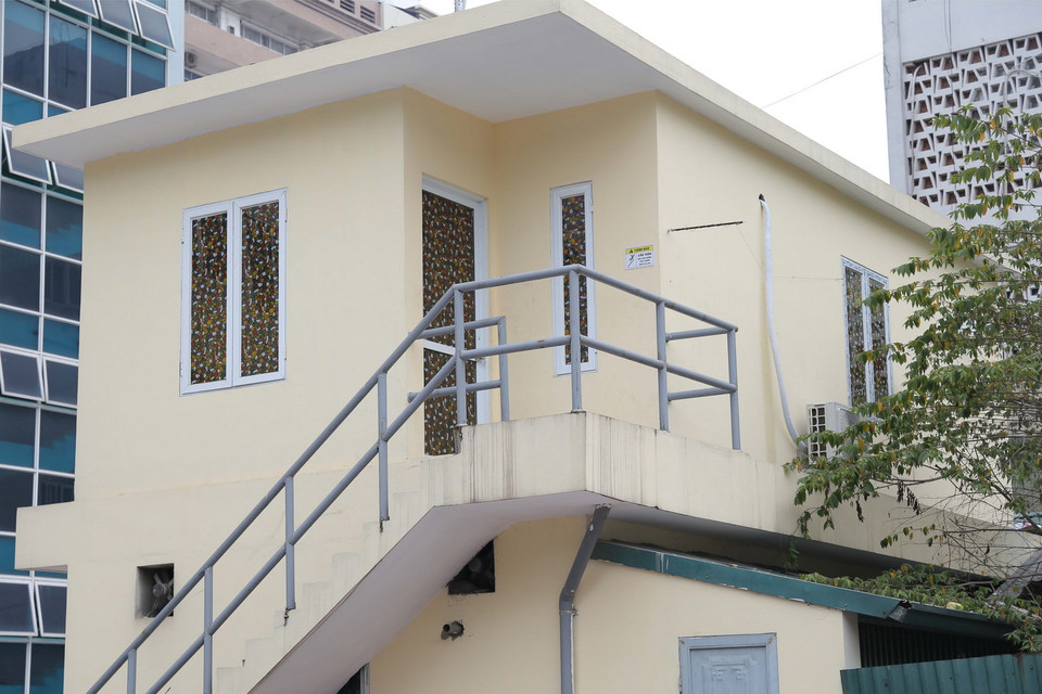 Khu nhà riêng biệt trong Bệnh viện Thanh Nhàn, nơi cách ly chủ động của 6 người gồm: 1 lái xe 1 bác sỹ, 4 điều dưỡng, điều trị cho 11 F0, tự cách ly từ chiều 9/5, đã 2 lần xét nghiệm âm tính với Sars-CoV-2. (Ảnh: Hoàng Hiếu/TTXVN)