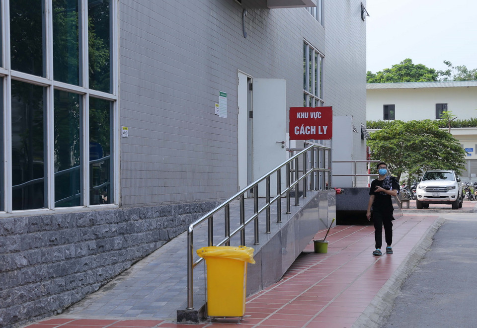 Cầu thang riêng dành cho bệnh nhân vào Khu vực cách ly tòa C-Bệnh viện Thanh Nhàn. (Ảnh: Hoàng Hiếu/TTXVN)