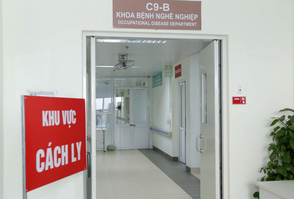  Khu B-C9, nơi từng điều trị 11 F0, ngay sau khi các bệnh nhân được chuyển đi lúc 17h ngày 9/5, đã được phun, khử khuẩn 3 lần, dự kiến sắp tới nơi đây sẽ là nơi cách ly, điều trị của các F1. (Ảnh: Hoàng Hiếu/TTXVN)