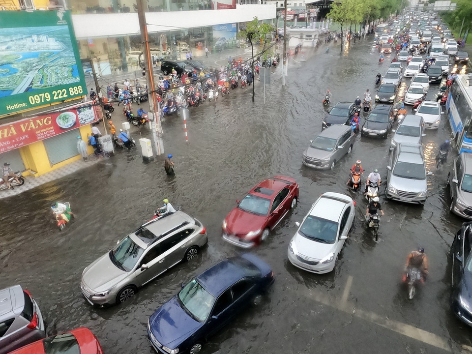  Ngập nặng ngay giờ tan tầm khiến giao thông nhiều khu vực rối loạn. (Ảnh: TTXVN phát)
