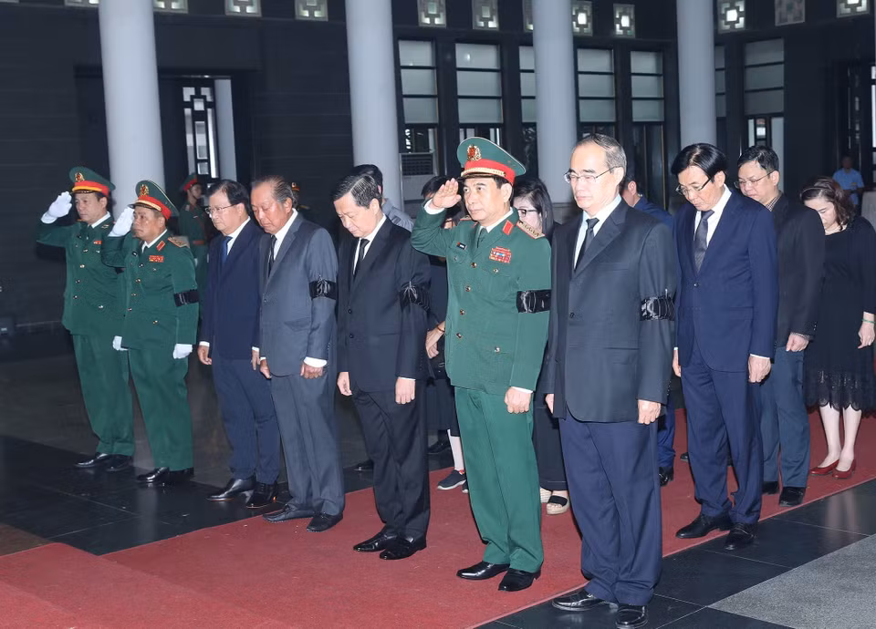 Đoàn Chính phủ do Phó Thủ tướng Lê Minh Khái dẫn đầu viếng Thượng tướng Nguyễn Chí Vịnh. (Ảnh: Trọng Đức/TTXVN)