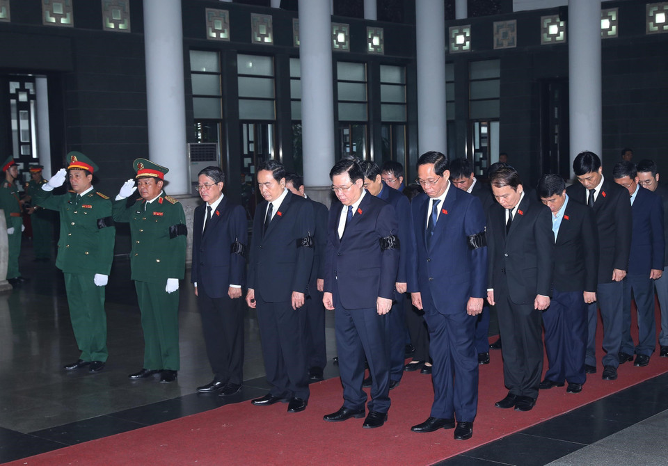 Chủ tịch Quốc hội Vương Đình Huệ dẫn đầu đoàn Quốc hội viếng Thượng tướng Nguyễn Chí Vịnh. (Ảnh: Trọng Đức/TTXVN)