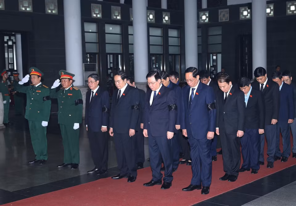 Chủ tịch Quốc hội Vương Đình Huệ dẫn đầu đoàn Quốc hội viếng Thượng tướng Nguyễn Chí Vịnh. (Ảnh: Trọng Đức/TTXVN)
