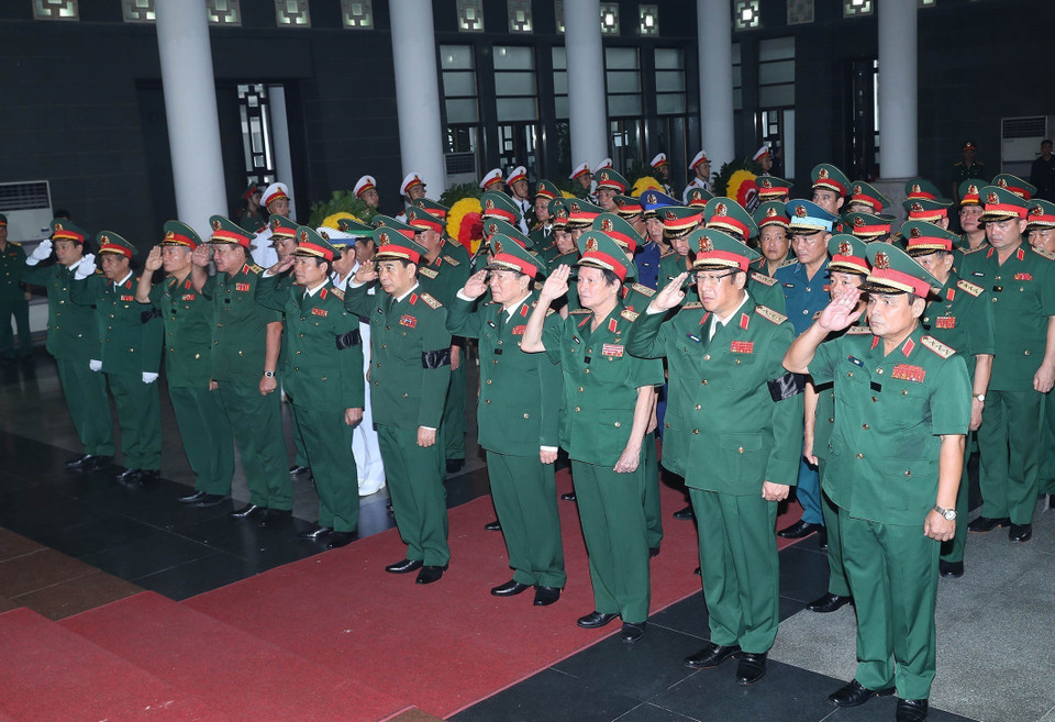 Đoàn Quân ủy Trung ương - Bộ Quốc phòng do Đại tướng Phan Văn Giang, Ủy viên Bộ Chính trị, Phó Bí thư Quân ủy Trung ương, Bộ trưởng Bộ Quốc phòng dẫn đầu viếng Thượng tướng Nguyễn Chí Vịnh. (Ảnh: Trọng Đức/TTXVN)