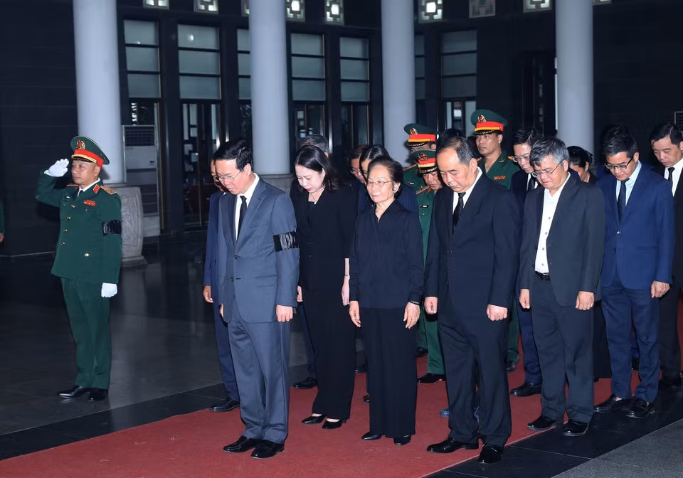 Chủ tịch nước Võ Văn Thưởng dẫn đầu đoàn Chủ tịch nước viếng Thượng tướng Nguyễn Chí Vịnh. (Ảnh: Trọng Đức/TTXVN)