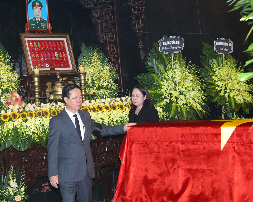 Chủ tịch nước Võ Văn Thưởng viếng Thượng tướng Nguyễn Chí Vịnh. (Ảnh: Trọng Đức/TTXVN)