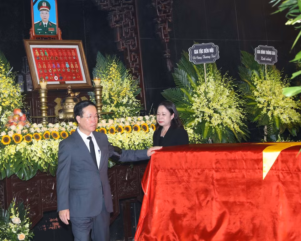 Chủ tịch nước Võ Văn Thưởng viếng Thượng tướng Nguyễn Chí Vịnh. (Ảnh: Trọng Đức/TTXVN)