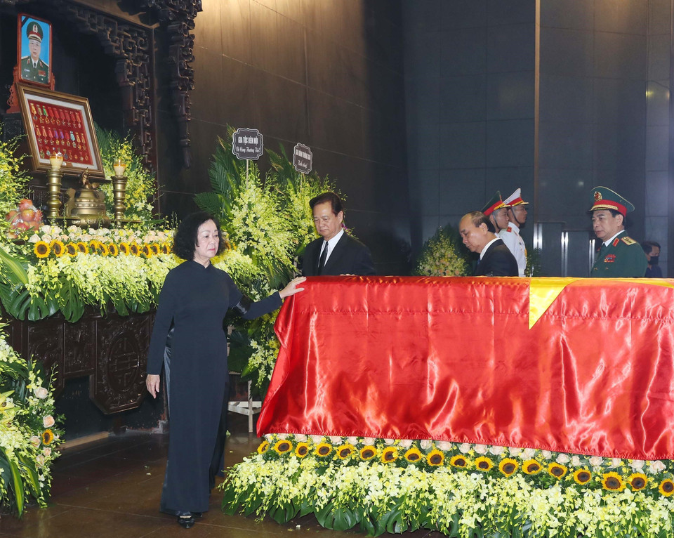 Đoàn Bí thư trung ương Đảng do đồng chí Trương Thị Mai, Ủy viên Bộ Chính trị, Thường trực Ban Bí thư, Trưởng Ban Tổ chức Trung ương viếng Thượng tướng Nguyễn Chí Vịnh. (Ảnh: Trọng Đức/TTXVN)