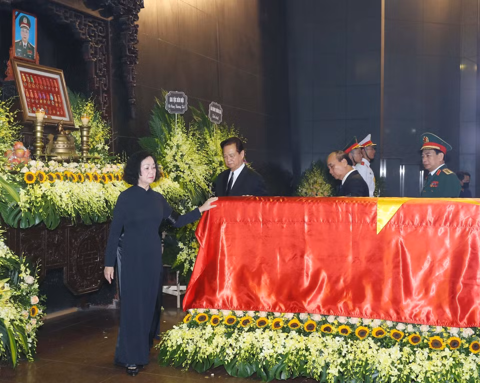 Đoàn Bí thư trung ương Đảng do đồng chí Trương Thị Mai, Ủy viên Bộ Chính trị, Thường trực Ban Bí thư, Trưởng Ban Tổ chức Trung ương viếng Thượng tướng Nguyễn Chí Vịnh. (Ảnh: Trọng Đức/TTXVN)