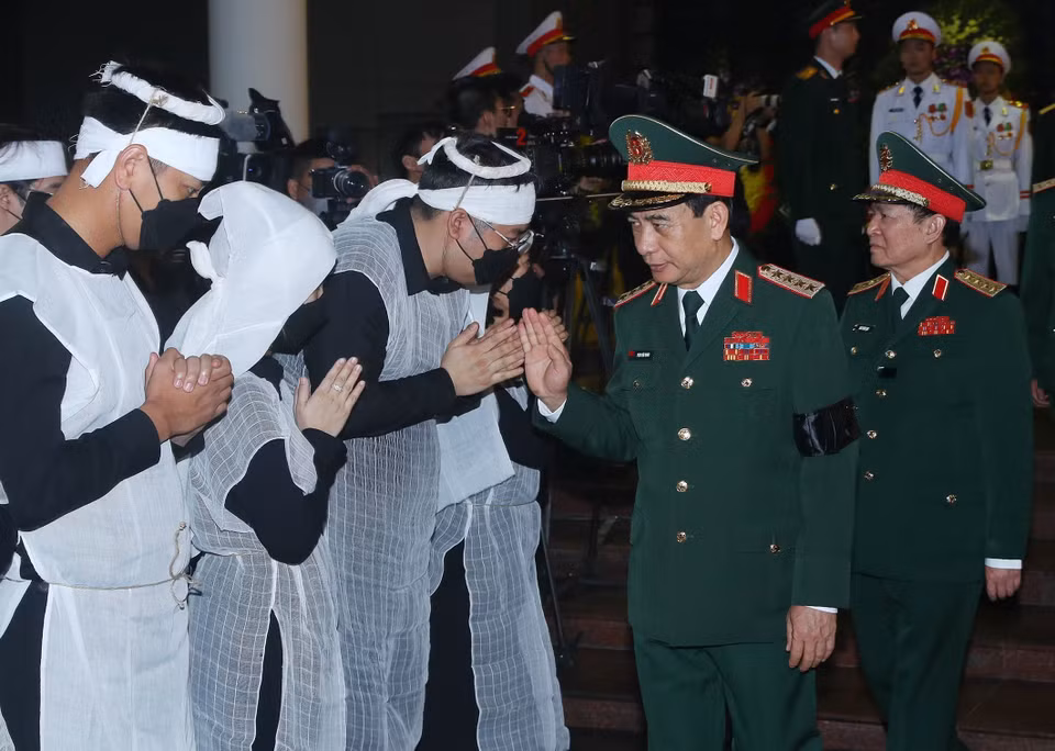 Đoàn Quân ủy Trung ương - Bộ Quốc phòng do Đại tướng Phan Văn Giang, Ủy viên Bộ Chính trị, Phó Bí thư Quân ủy Trung ương, Bộ trưởng Bộ Quốc phòng, chia buồn với gia quyến Thượng tướng Nguyễn Chí Vịnh. (Ảnh: Trọng Đức/TTXVN)