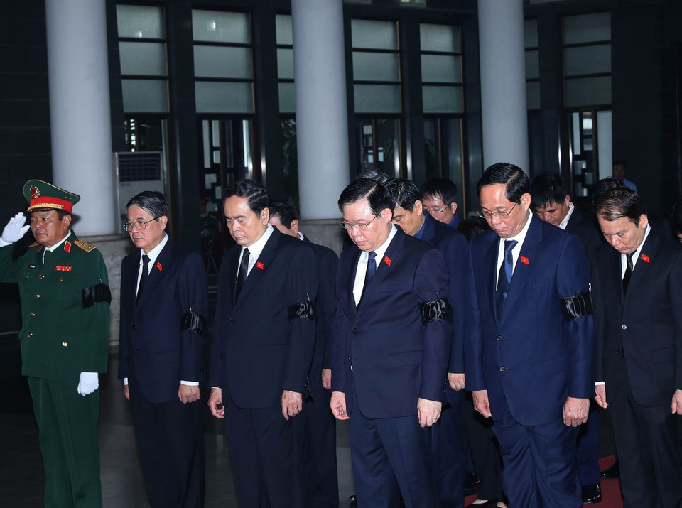 Chủ tịch Quốc hội Vương Đình Huệ dẫn đầu đoàn Quốc hội viếng Thượng tướng Nguyễn Chí Vịnh. (Ảnh: Trọng Đức/TTXVN)