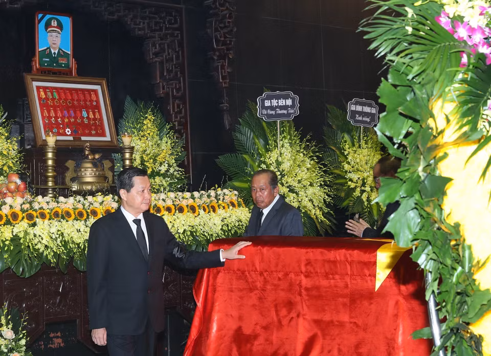 Đoàn Chính phủ do Phó Thủ tướng Lê Minh Khái dẫn đầu viếng Thượng tướng Nguyễn Chí Vịnh. (Ảnh: Trọng Đức/TTXVN)